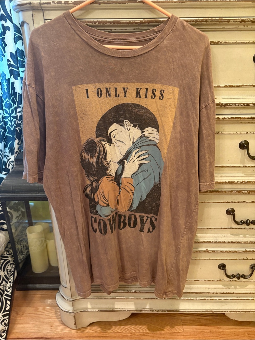 I Only Kiss Cowboys Graphic Tee - Brown - Picture 1 of 3